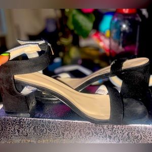 EASY TO WALK IN BLACK HEEL SANDALS with block heel and square toe